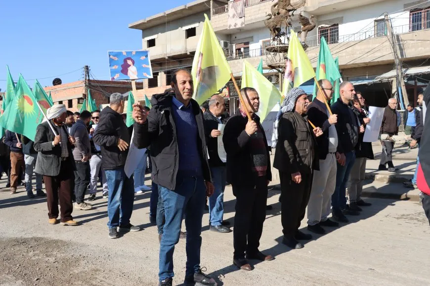 En dos marchas, hombres protestan contra la violencia hacia las mujeres