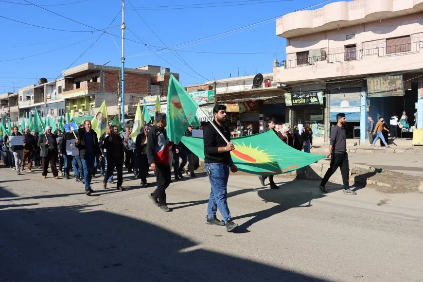 En dos marchas, hombres protestan contra la violencia hacia las mujeres