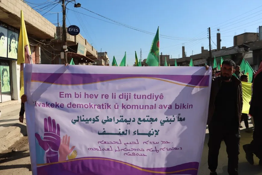 En dos marchas, hombres protestan contra la violencia hacia las mujeres
