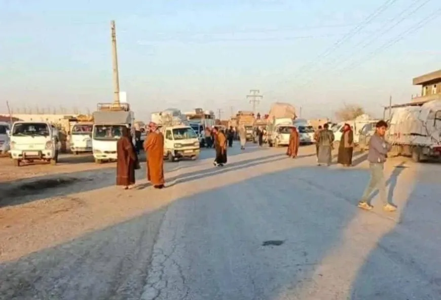 Las Fuerzas del Gobierno de Transición arrestan a jóvenes en el puesto de control de Raqqa-Maadan