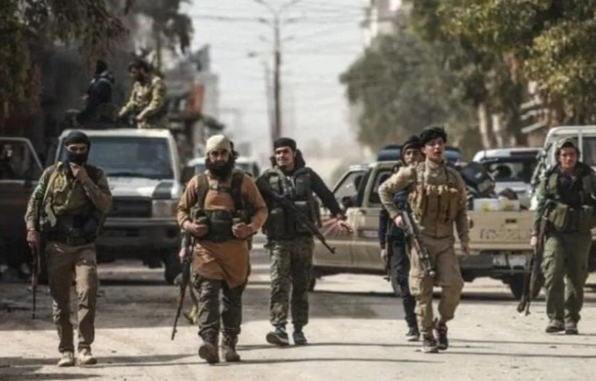 Ataques simultáneos de las fuerzas del gobierno transitorio y de ISIS en el noreste de Siria