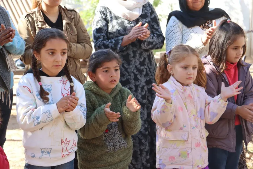 Tirbespiye celebra el Día Mundial de la Infancia con los niños de Afrin y Sahba