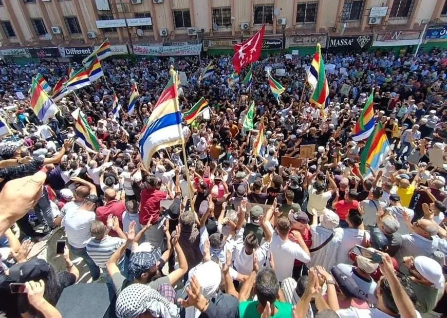Los manifestantes retiran la palabra “Gobernación” del Edificio del Gobierno en Suweyda