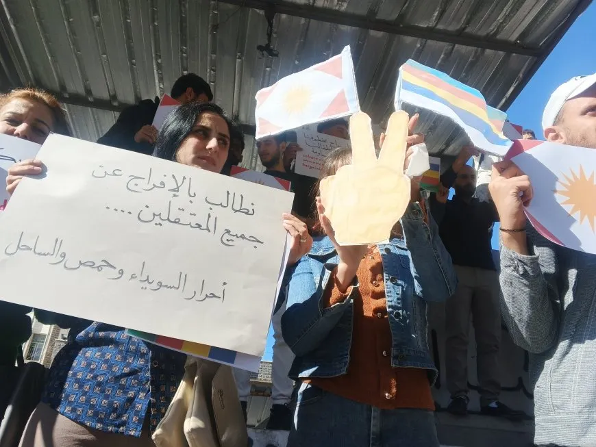 Sweida se moviliza en solidaridad con las protestas en la costa y el interior de Siria