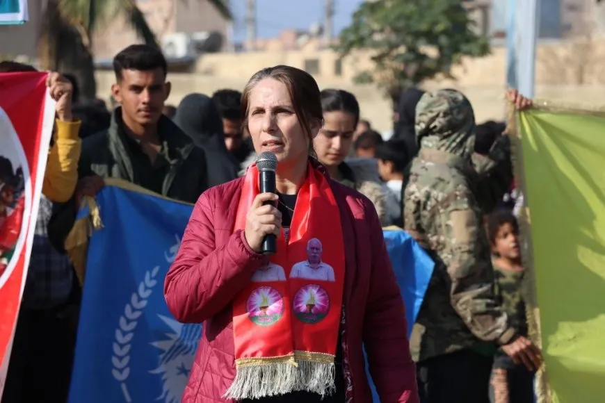Una multitudinaria manifestación en Tabqa conmemora el Día de la Resistencia y exige la libertad del líder