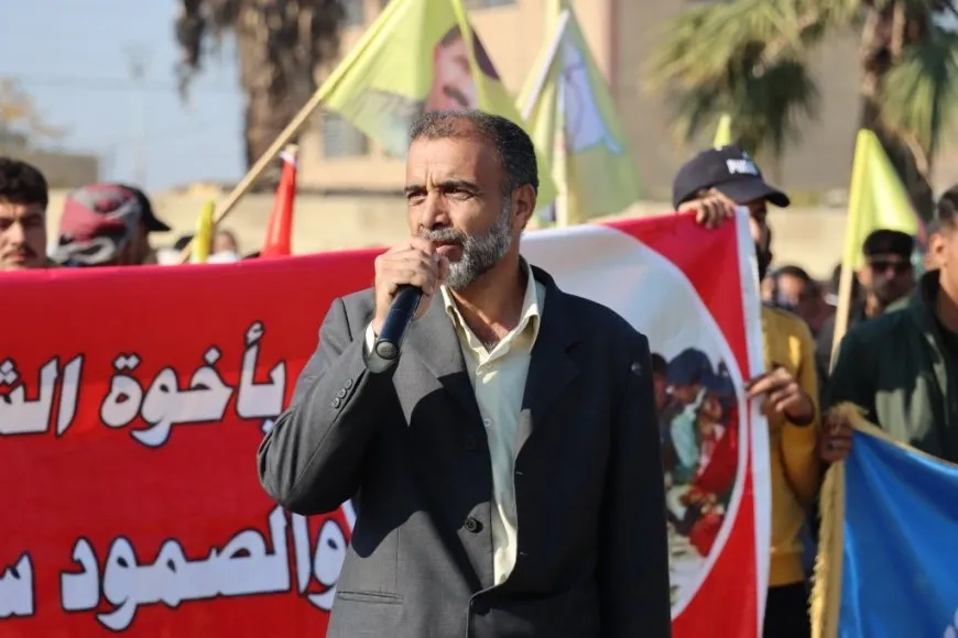 Una multitudinaria manifestación en Tabqa conmemora el Día de la Resistencia y exige la libertad del líder