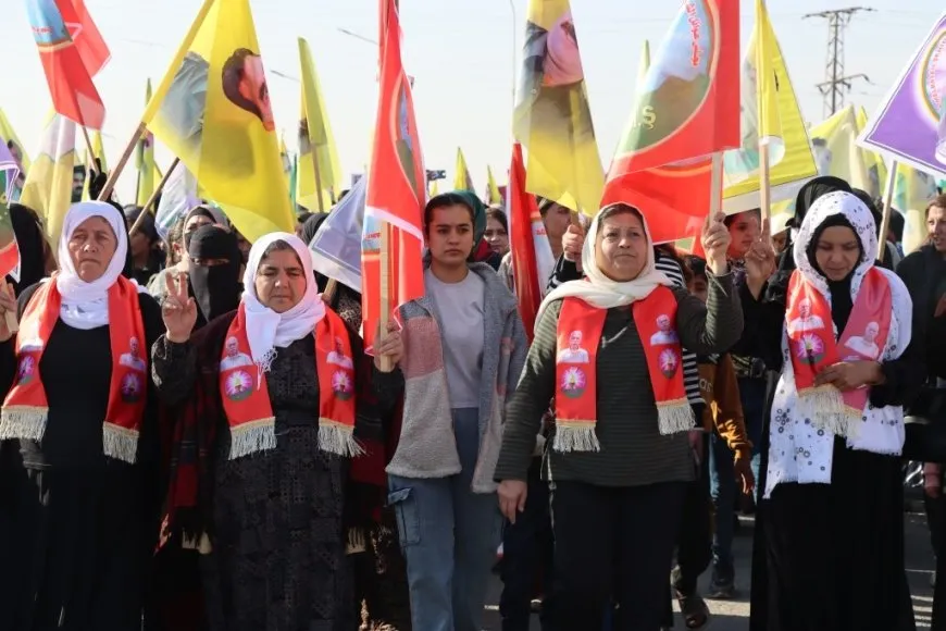 Una multitudinaria manifestación en Tabqa conmemora el Día de la Resistencia y exige la libertad del líder