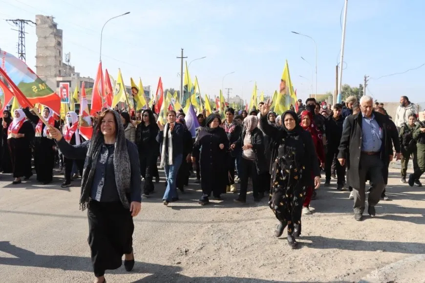 Una multitudinaria manifestación en Tabqa conmemora el Día de la Resistencia y exige la libertad del líder