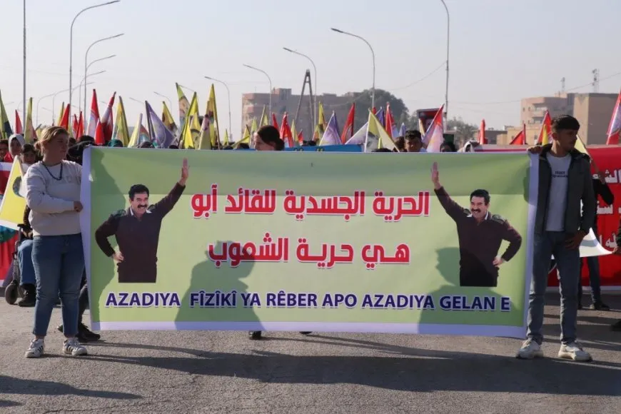 Una multitudinaria manifestación en Tabqa conmemora el Día de la Resistencia y exige la libertad del líder