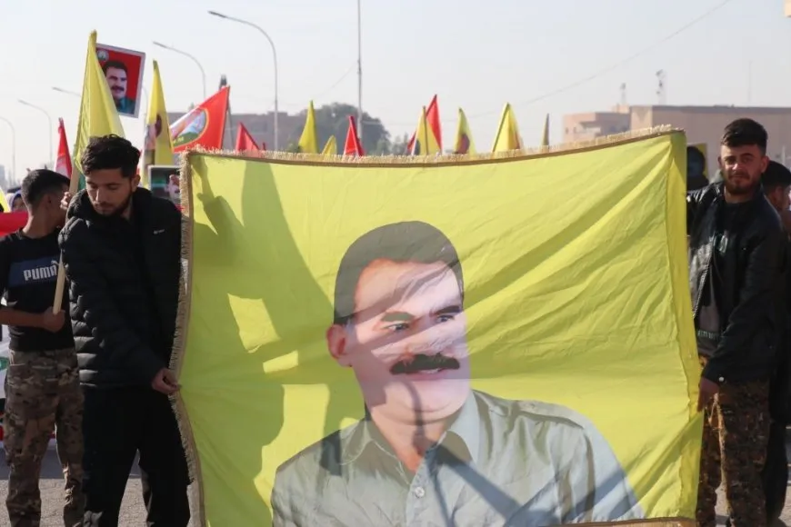Una multitudinaria manifestación en Tabqa conmemora el Día de la Resistencia y exige la libertad del líder