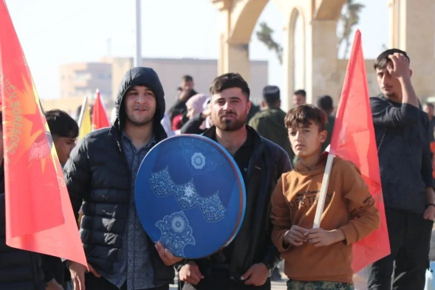 Una multitudinaria manifestación en Tabqa conmemora el Día de la Resistencia y exige la libertad del líder