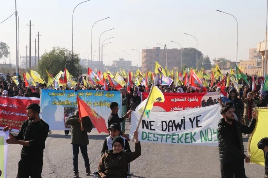 Una multitudinaria manifestación en Tabqa conmemora el Día de la Resistencia y exige la libertad del líder