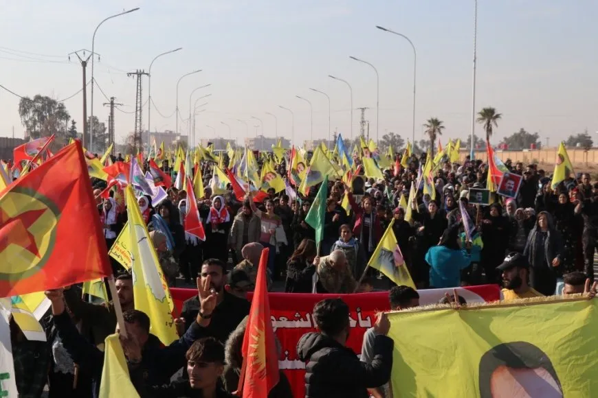 Una multitudinaria manifestación en Tabqa conmemora el Día de la Resistencia y exige la libertad del líder