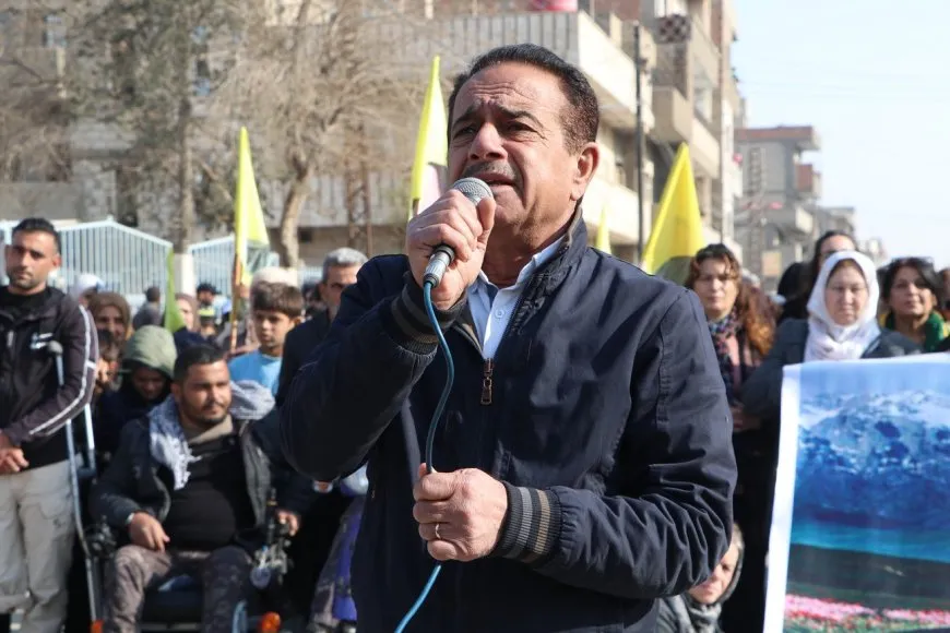 Los residentes de Hasaka y los desplazados internos exigen la libertad física del Líder Ocalan