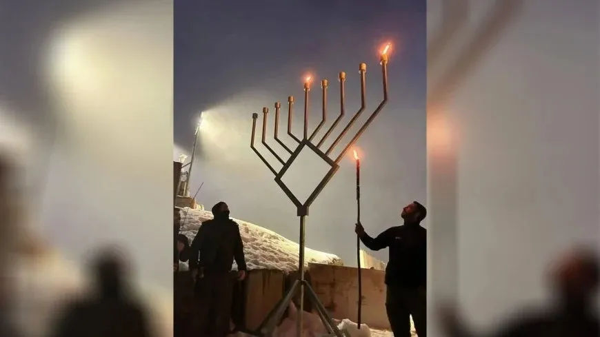 Los soldados israelíes celebran la fiesta judía en la cima del Monte Hermón
