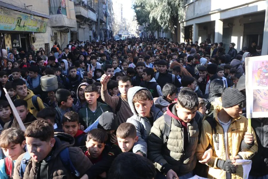 Miles de estudiantes marchan contra el embargo
