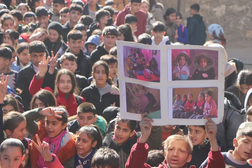 Miles de estudiantes marchan contra el embargo