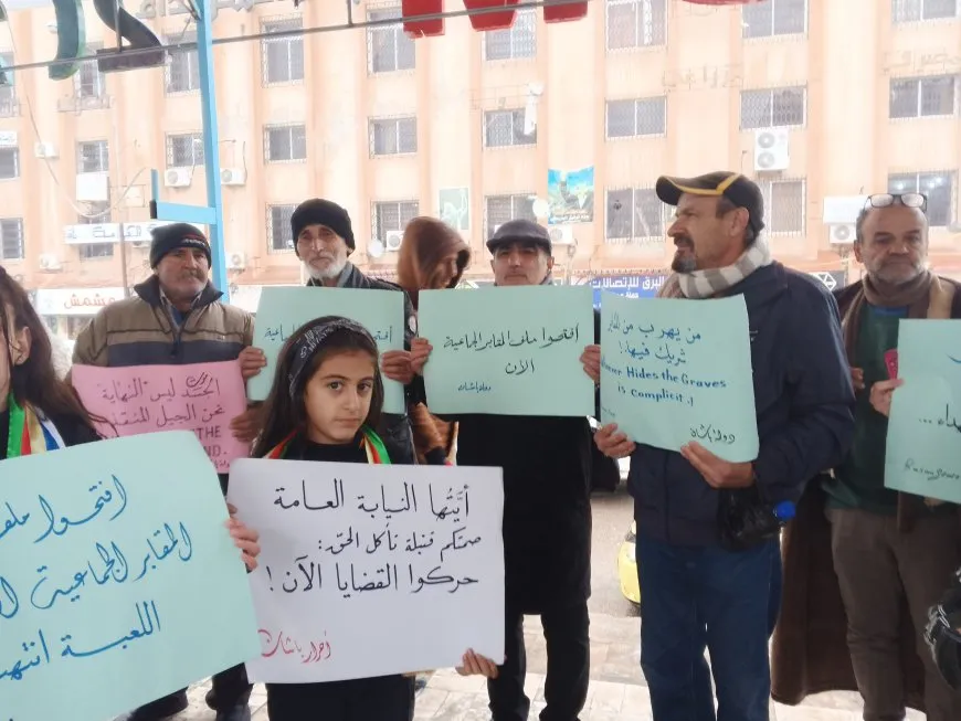 Protesta en Suweyda exige revelar el destino de los secuestrados y reabrir el expediente de las fosas comunes