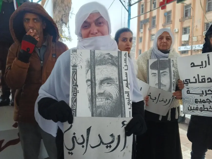 Protesta en Suweyda exige revelar el destino de los secuestrados y reabrir el expediente de las fosas comunes