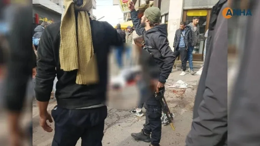 Escenas del lugar de la explosión en la plaza al-Tarshan, en la ciudad de Suweyda