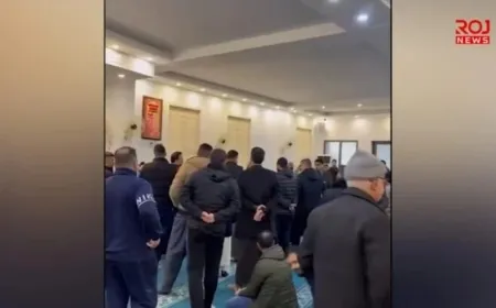 Feligreses evacúan una mezquita en Kirkuk en protesta contra la postura del imán