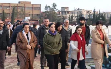 Delegación del Kurdistán del Sur inicia su visita en Qamishlo con un homenaje a los mártires