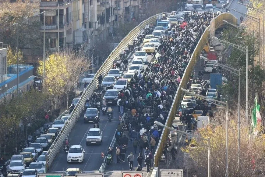 Jameneí reconoce la legitimidad de las demandas mientras continúan las protestas