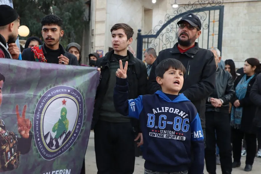 Protestas en Qamislo y Tal Tamr expresan solidaridad con los barrios sitiados de Sexmeqsud, Esrefiye y Bani Zeid