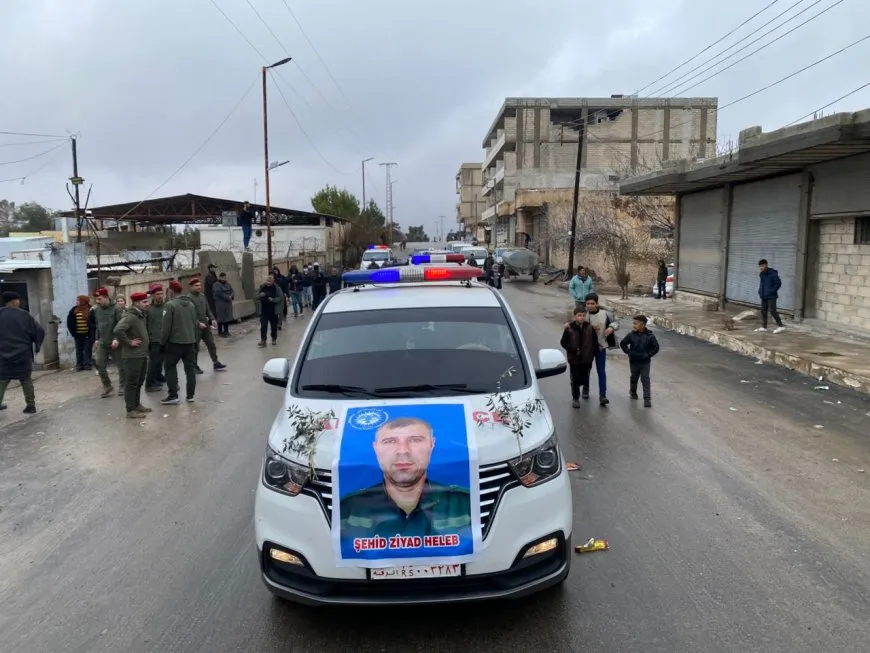 La procesión fúnebre del comandante Ziyad Halab, los luchadores Birûsk y Malek se celebra en Kobani
