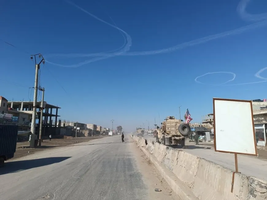 Un convoy de la Coalición Internacional, acompañado por las SDF, llega a Maskanah y se dirige hacia Deir Hafer