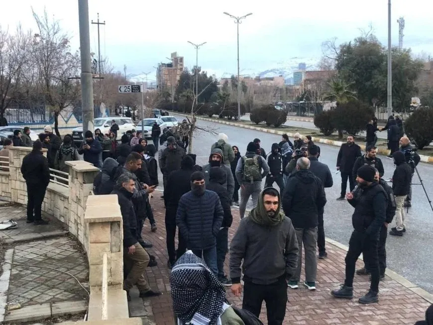 Los residentes de Sulaimaniyya se dirigen hacia Rojava