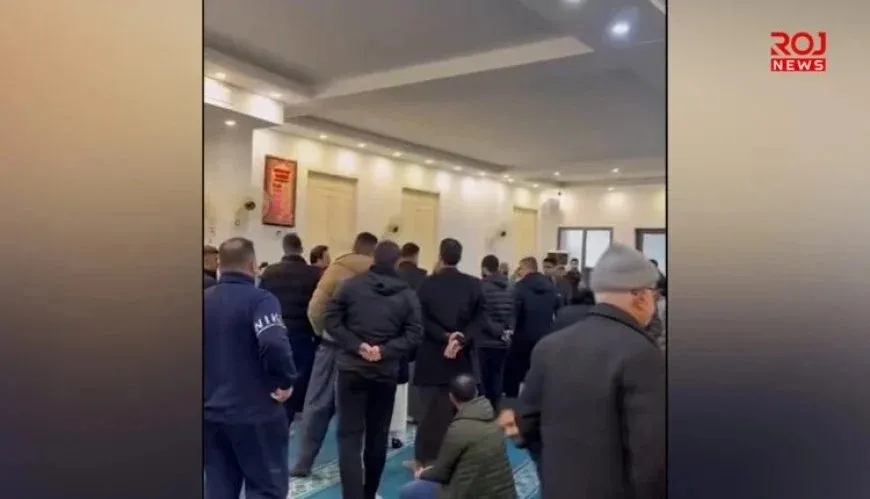 Feligreses evacúan una mezquita en Kirkuk en protesta contra la postura del imán