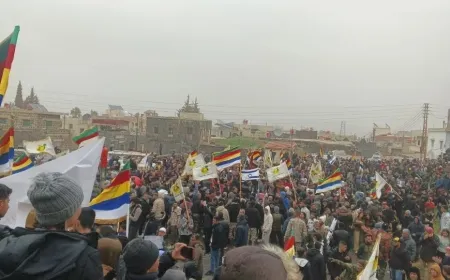Miles de residentes de Sahba, en Suweyda, se movilizan contra las violaciones del gobierno de transición