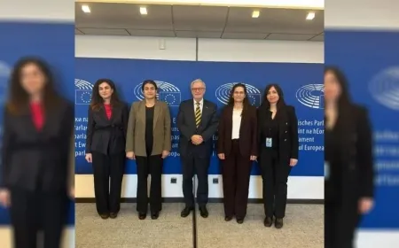Ilham Ahmed y Rohilat Afrin debaten los derechos kurdos en el Parlamento Europeo