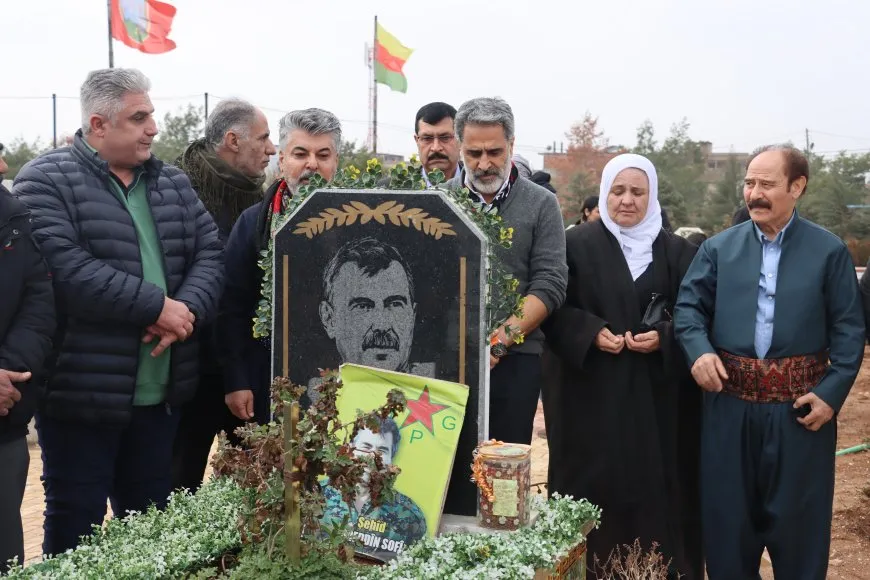 Artistas kurdos e intelectuales visitan el santuario del mártir Dalil Sarokhan