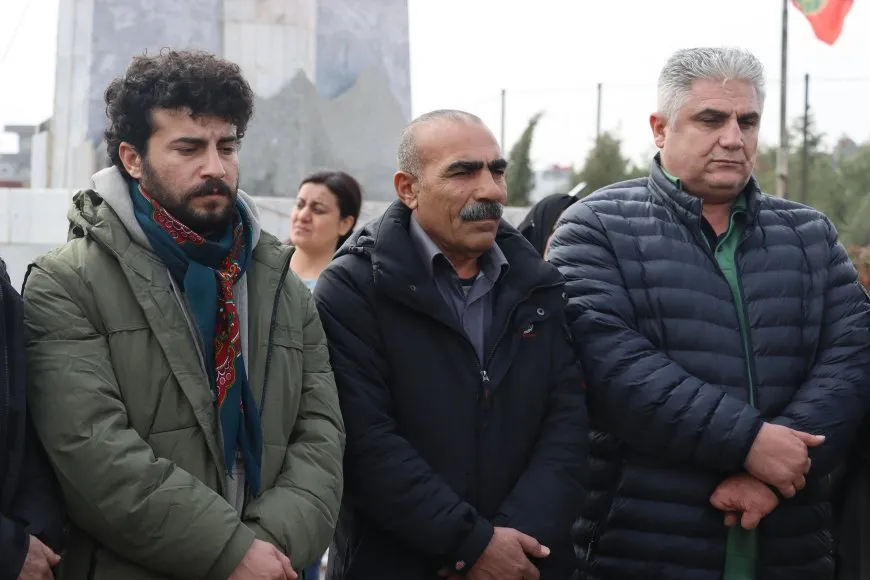 Artistas kurdos e intelectuales visitan el santuario del mártir Dalil Sarokhan