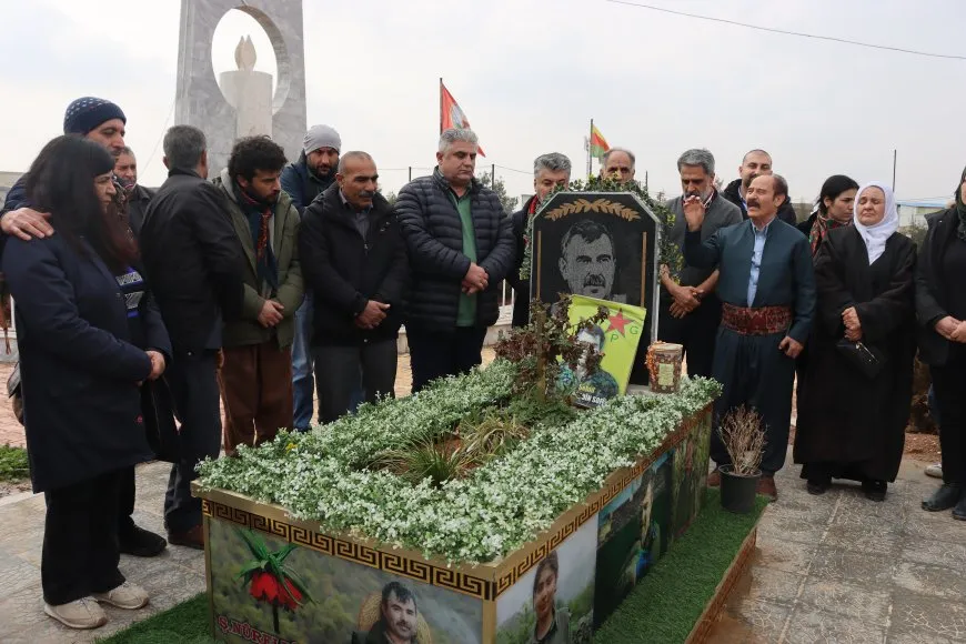 Artistas kurdos e intelectuales visitan el santuario del mártir Dalil Sarokhan