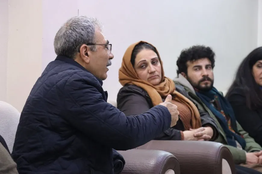 Delegación del Kurdistán: la unidad y la resistencia kurdas frustran los complots contra Rojava