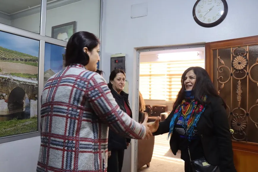 Delegación de artistas kurdos visita Kongra Star en Rojava