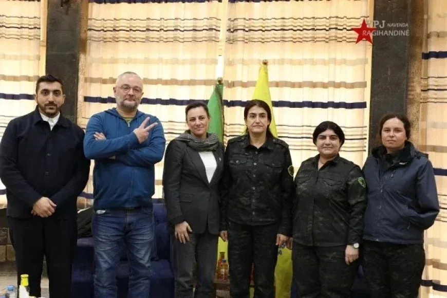 Una delegación francesa visita a las Unidades de Protección de las Mujeres (YPJ)