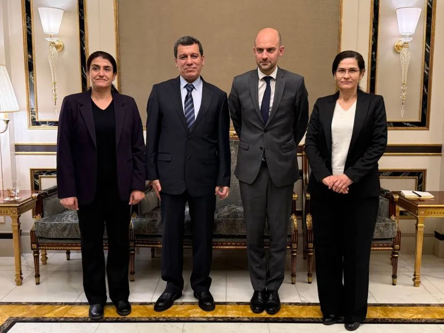 Los líderes de Rojava se encuentran con el Ministro de Relaciones Exteriores francés