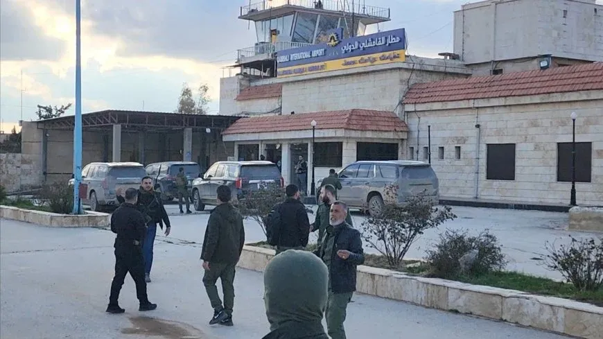 Reunión entre el gobierno interino de Siria y Asayish en el aeropuerto de Qamishlo