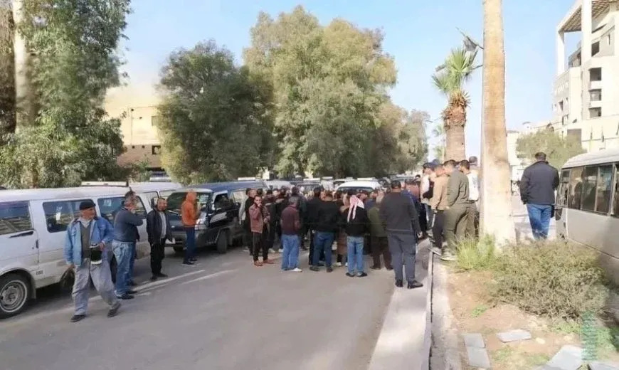 Conductores de taxis de servicio en Daraa protestan contra una decisión que afecta sus rutas
