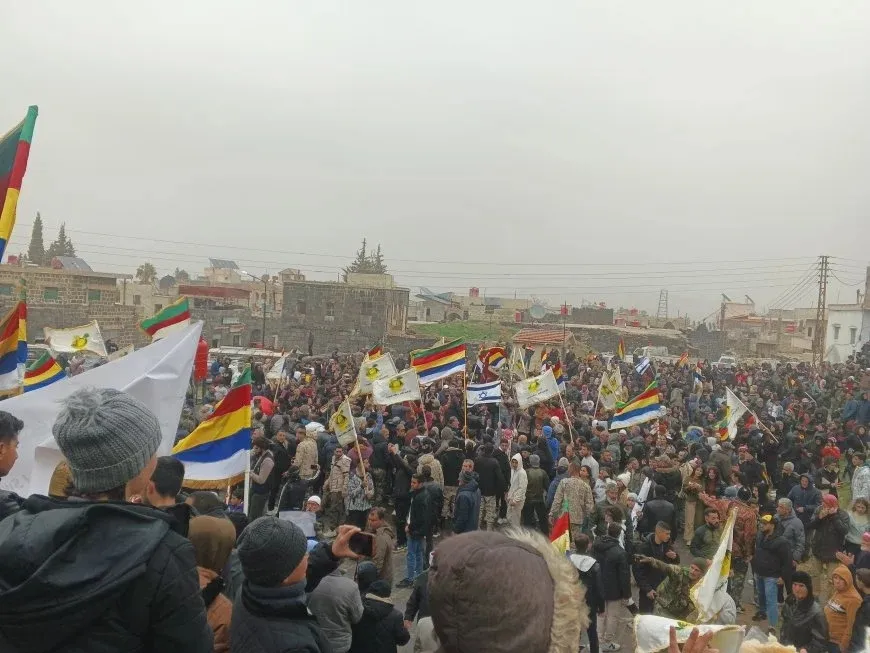 Miles de residentes de Sahba, en Suweyda, se movilizan contra las violaciones del gobierno de transición