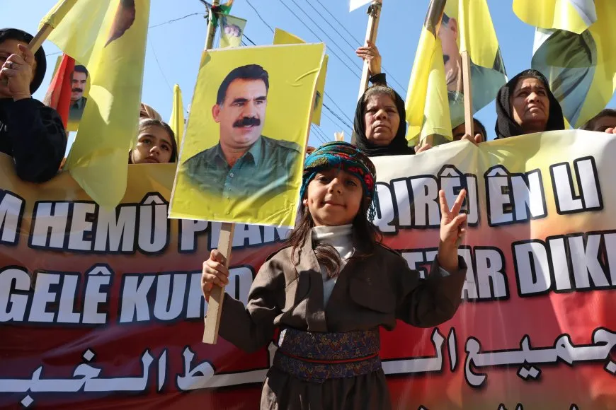Decenas de miles de residentes de Qamishlo saludan a la resistencia de Imrali