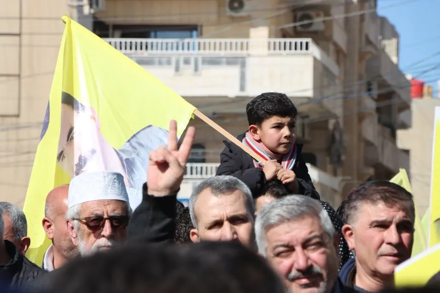Decenas de miles de residentes de Qamishlo saludan a la resistencia de Imrali