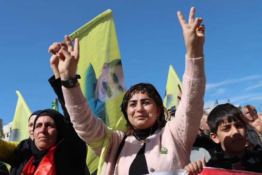 Decenas de miles de residentes de Qamishlo saludan a la resistencia de Imrali