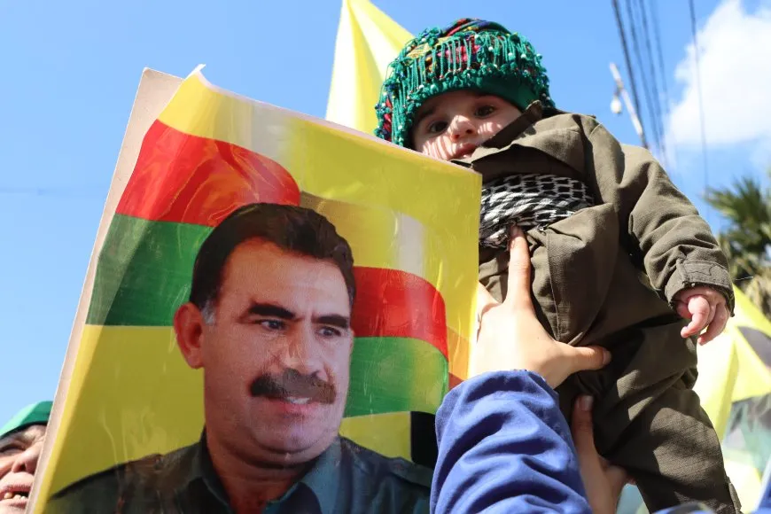 Decenas de miles de residentes de Qamishlo saludan a la resistencia de Imrali