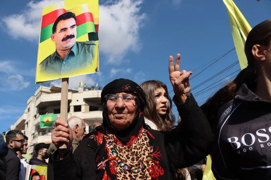 Decenas de miles de residentes de Qamishlo saludan a la resistencia de Imrali