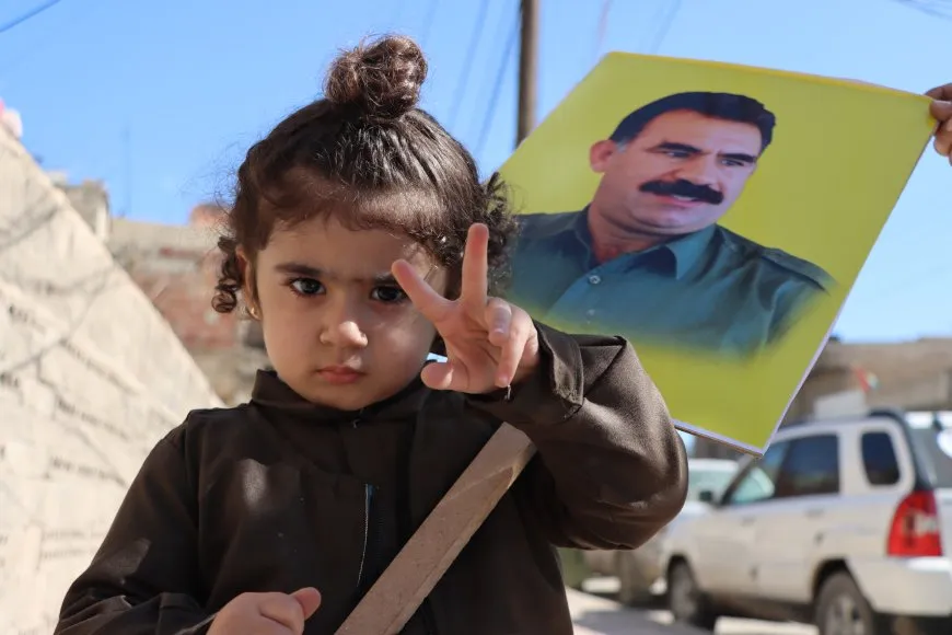 Decenas de miles de residentes de Qamishlo saludan a la resistencia de Imrali